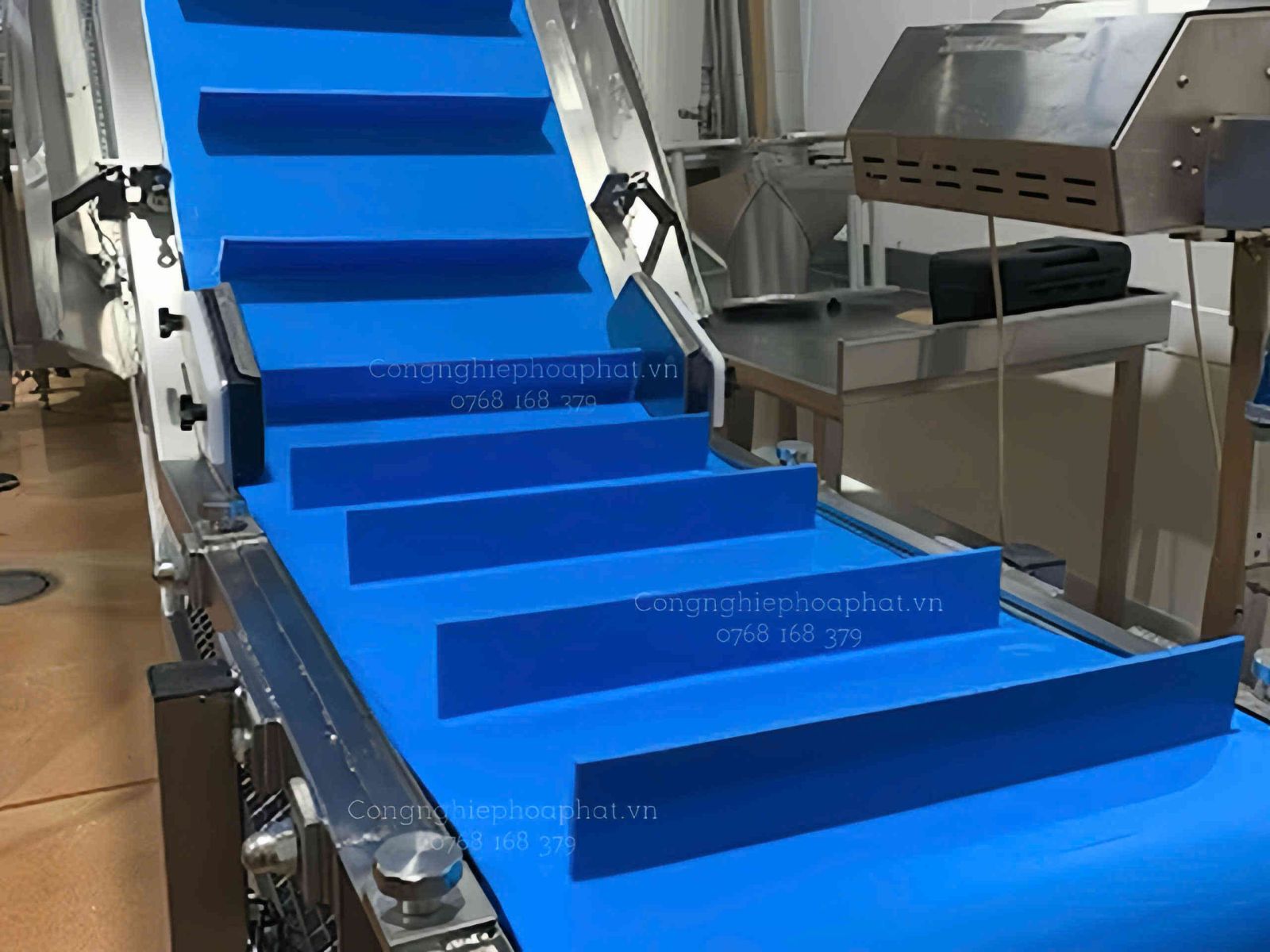 Băng tải PU gắn gờ chống trượt